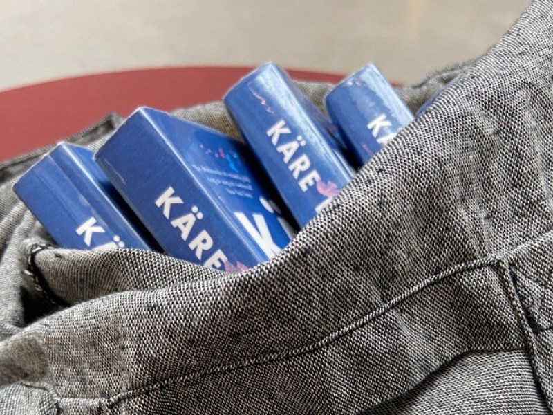 Böcker i en tygkasse.