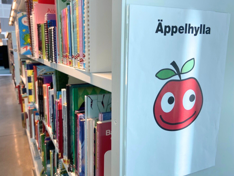 Hylla med böcker och symbolen för äppelhylla